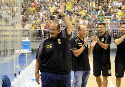 Técnico Ferreti cumprimenta a torcida durante um jogo