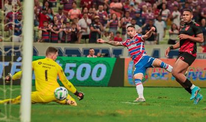 Yago Pikachu marcou o gol da vitória do Fortaleza sobre o Athletico-PR, no Castelão
