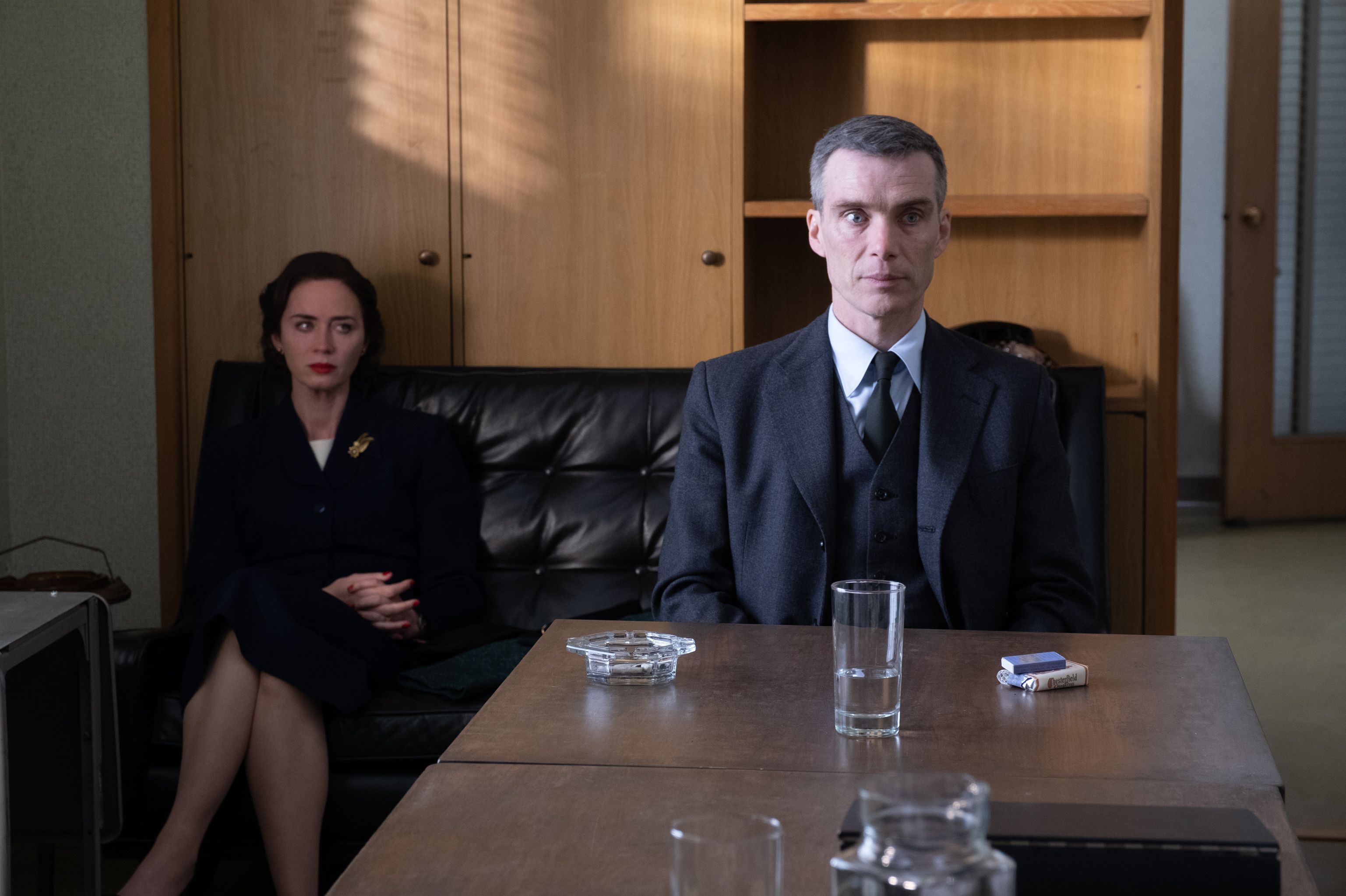 Emily Blunt, como Kitty Oppenheimer, e Cillian Murphy, como J. Robert Oppenheimer, no filme "Oppenheimer", de Christopher Nolan.