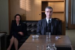 Emily Blunt, como Kitty Oppenheimer, e Cillian Murphy, como J. Robert Oppenheimer, no filme &quot;Oppenheimer&quot;, de Christopher Nolan.