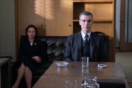 Emily Blunt, como Kitty Oppenheimer, e Cillian Murphy, como J. Robert Oppenheimer, no filme &quot;Oppenheimer&quot;, de Christopher Nolan.