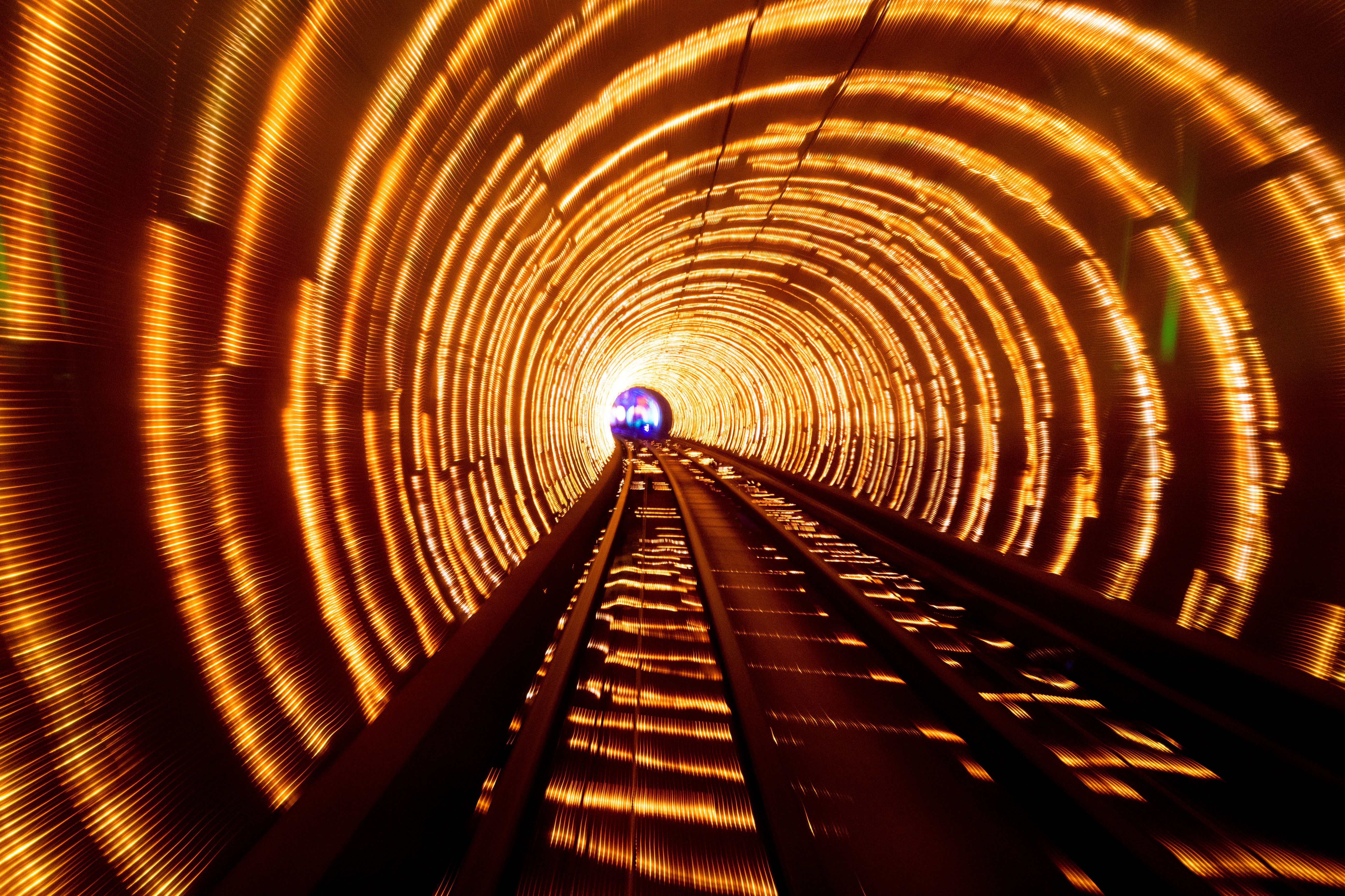 Bund Sightseeing Tunnel, na China / sharrocks/Getty Images