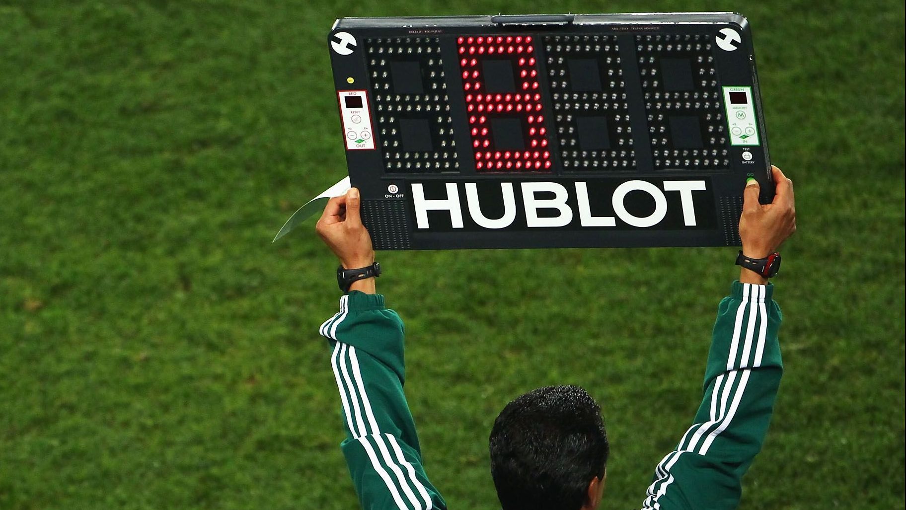 Quarto árbitro segura placa eletrônica em jogo de Copa do Mundo