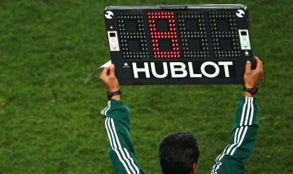 Quarto árbitro segura placa eletrônica em jogo de Copa do Mundo