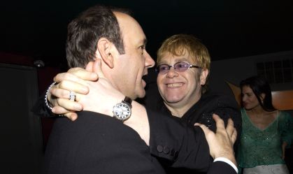 Elton John presta depoimento no julgamento de Kevin Spacey em Londres