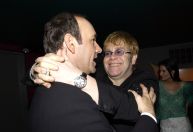 Elton John presta depoimento no julgamento de Kevin Spacey em Londres