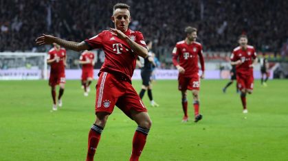Rafinha comemora gol pelo Bayern contra o Eintracht Frankfurt