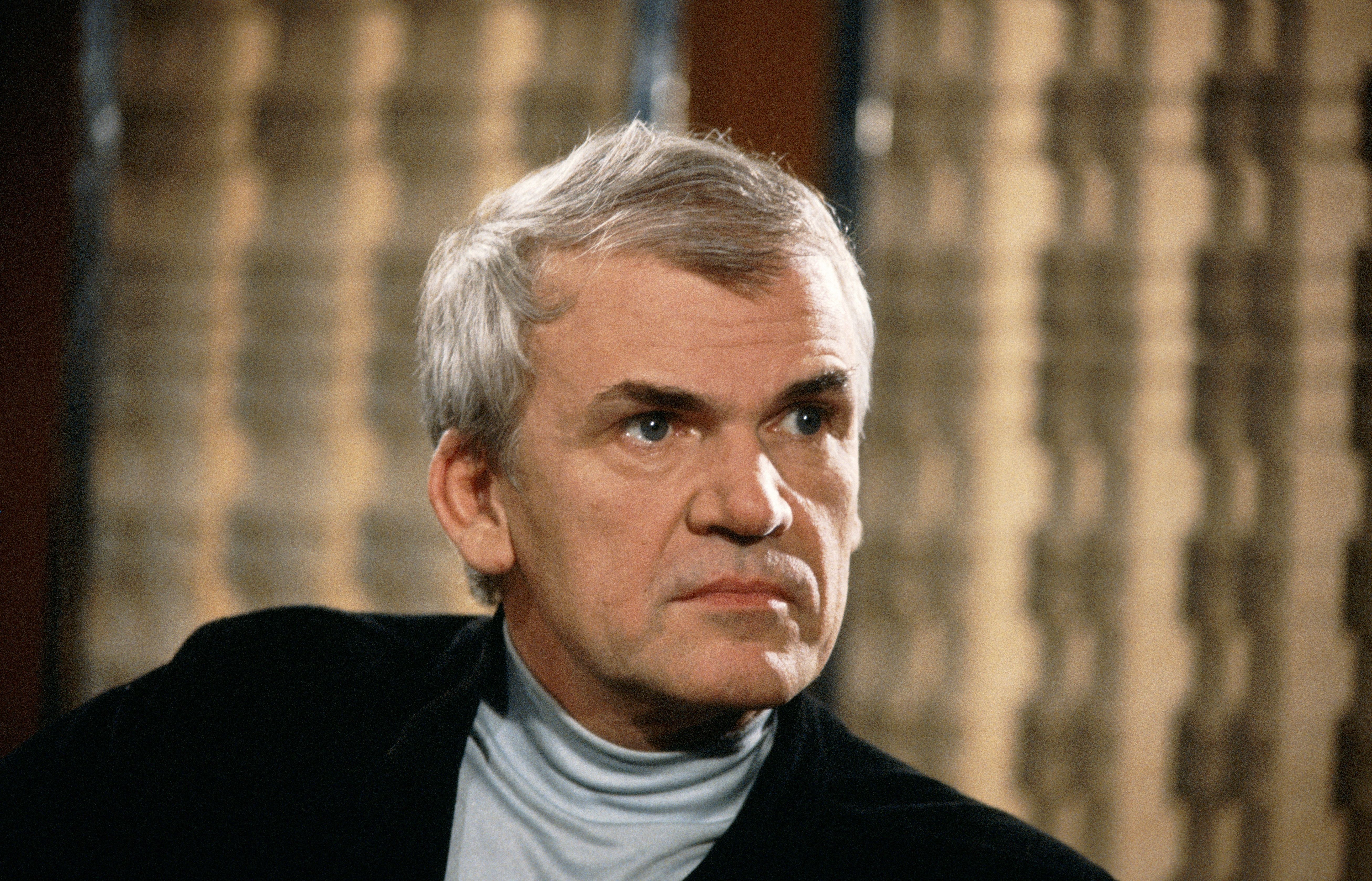 O escritor Milan Kundera na França em junho de 1981. / Louis MONIER/Gamma-Rapho via Getty Images)