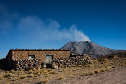 Fumaça saindo do vulcão Ubinas, no Peru, em 2019