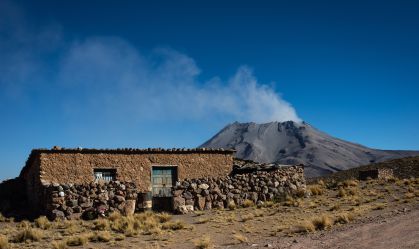 Fumaça saindo do vulcão Ubinas, no Peru, em 2019