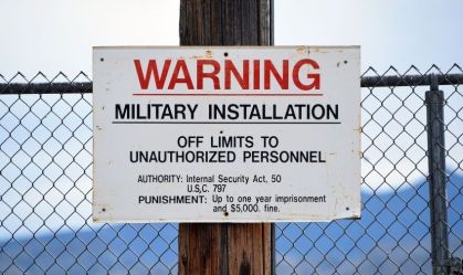 Sinal de alerta é afixado no portão da instalação militar ultrassecreta no Campo de Teste e Treinamento de Nevada conhecido como Área 51 em 22 de julho de 2019 perto de Rachel, Nevada