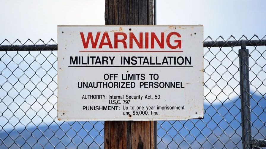 Sinal de alerta é afixado no portão da instalação militar ultrassecreta no Campo de Teste e Treinamento de Nevada conhecido como Área 51 em 22 de julho de 2019 perto de Rachel, Nevada