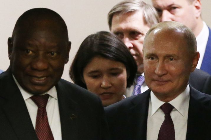 O presidente russo Vladimir Putin (À direita) e o presidente sul-africano Cyril Ramaphosa (à esquerda) entram no salão durante sua reunião na Cúpula Rússia-África em Sochi, na Rússia, em 2019. / Mikhail Svetlov/Getty Images