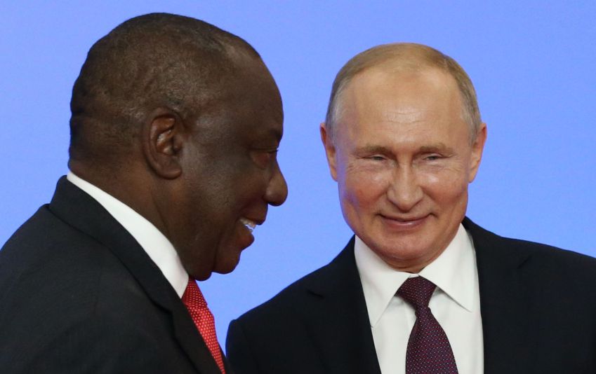 O presidente russo Vladimir Putin (à direita) cumprimenta o presidente sul-africano Cyril Ramaphosa (à esquerda) durante a cerimônia de boas-vindas na Cúpula Rússia-África em Sochi, na Rússia, em 2019. / Mikhail Svetlov/Getty Images