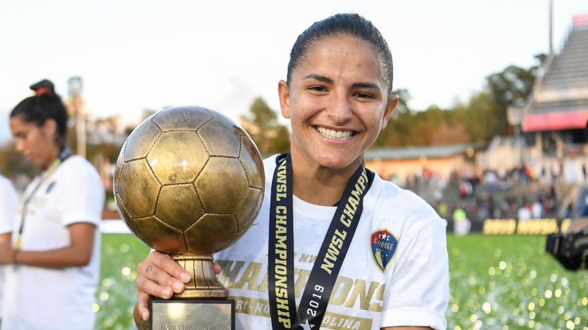 Debinha com o troféu de MVP da final da NWSL em 2019 / Foto: Brad Smith/ISI Photos/Getty Images