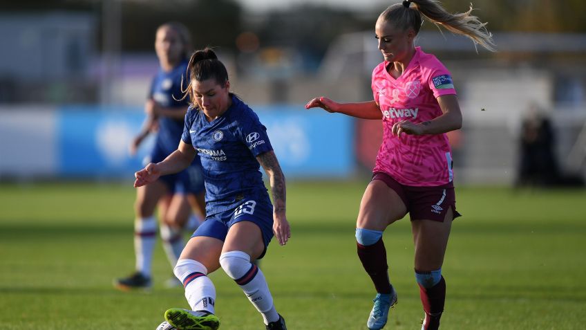 Ramona Bachmann e Alisha Lehmann se enfrentando quando atuavam por Chelsea e West Ham, respectivamente: na época, elas ainda eram um casal / Harriet Lander - Chelsea FC/Chelsea FC via Getty Images