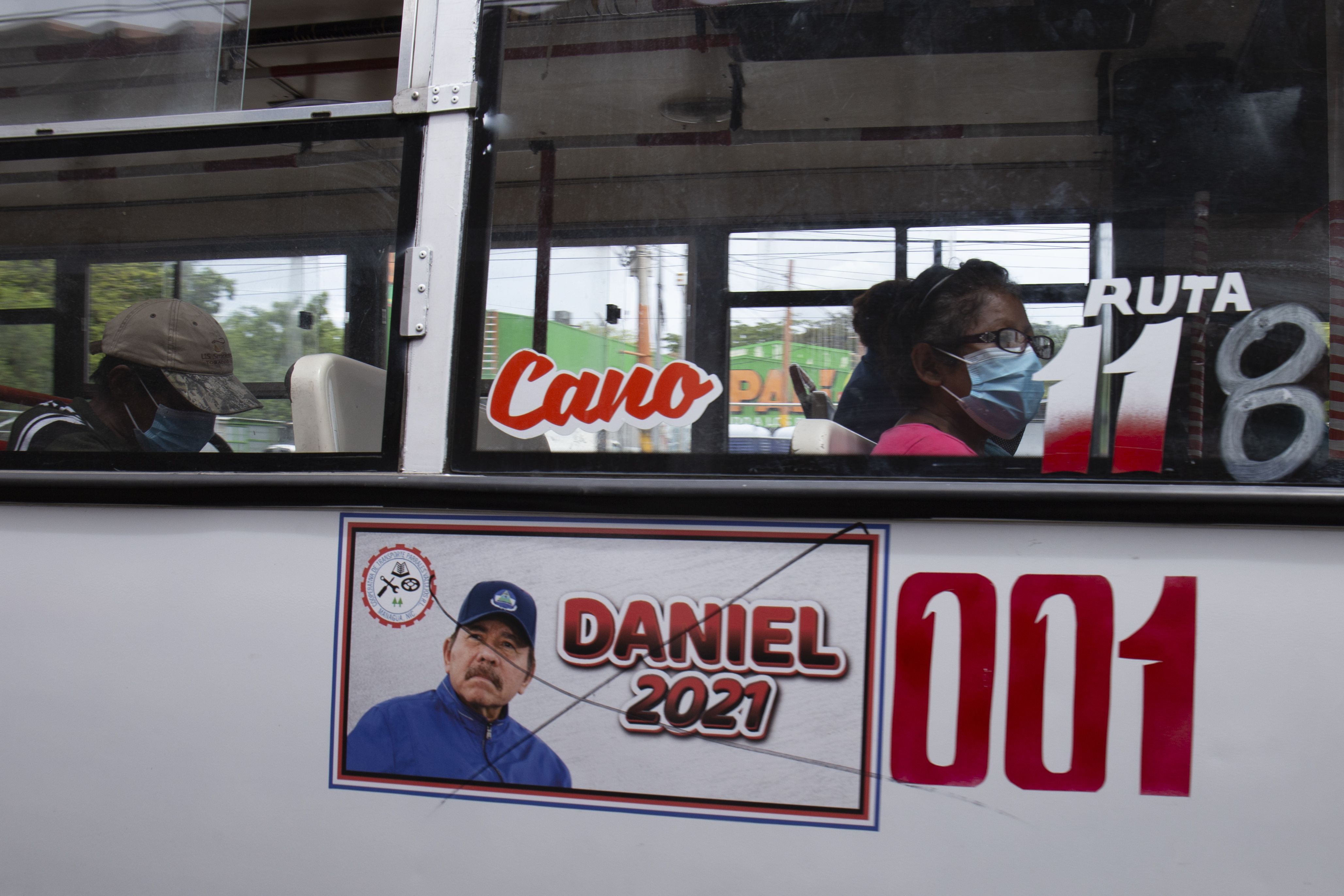 Ônibus público com imagem de Daniel Ortega pichado na Nicarágua / Photo by Getty Images/Getty Images