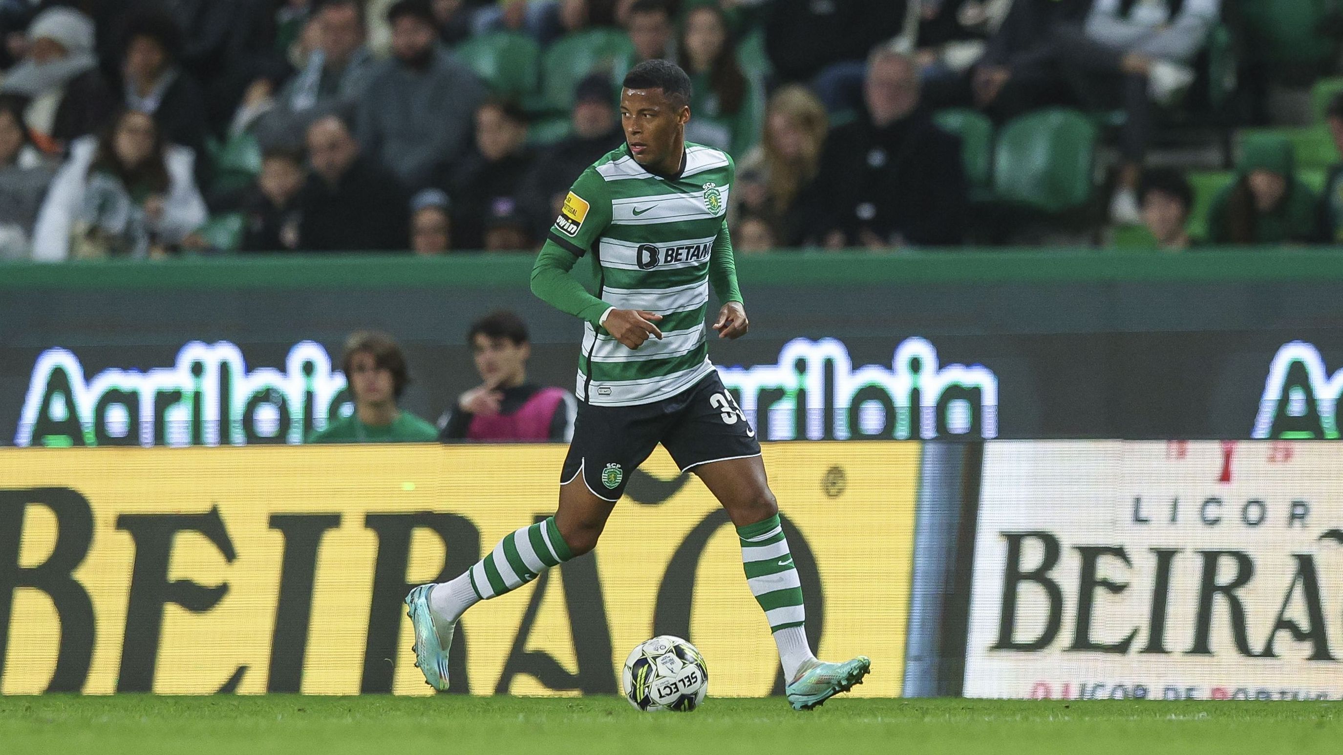 Arthur Gomes em campo pelo Sporting-POR
