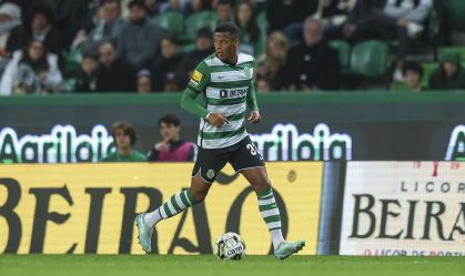 Arthur Gomes em campo pelo Sporting-POR
