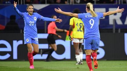 Le Sommer, maior artilheira da seleção francesa, celebra gol da equipe com a companheira Cascarino
