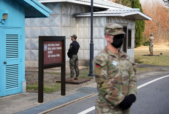 Soldados do Exército dos EUA estão na Área de Segurança Conjunta (JSA) da zona desmilitarizada entre a Coreia do Norte e a Coreia do Sul. / Picture Alliance/Getty Images