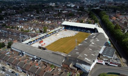 Estreia do modesto Luton Town em casa na Premier League é adiada por falta de estrutura