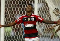 Flamengo anuncia renovação de contrato com Bruno Henrique