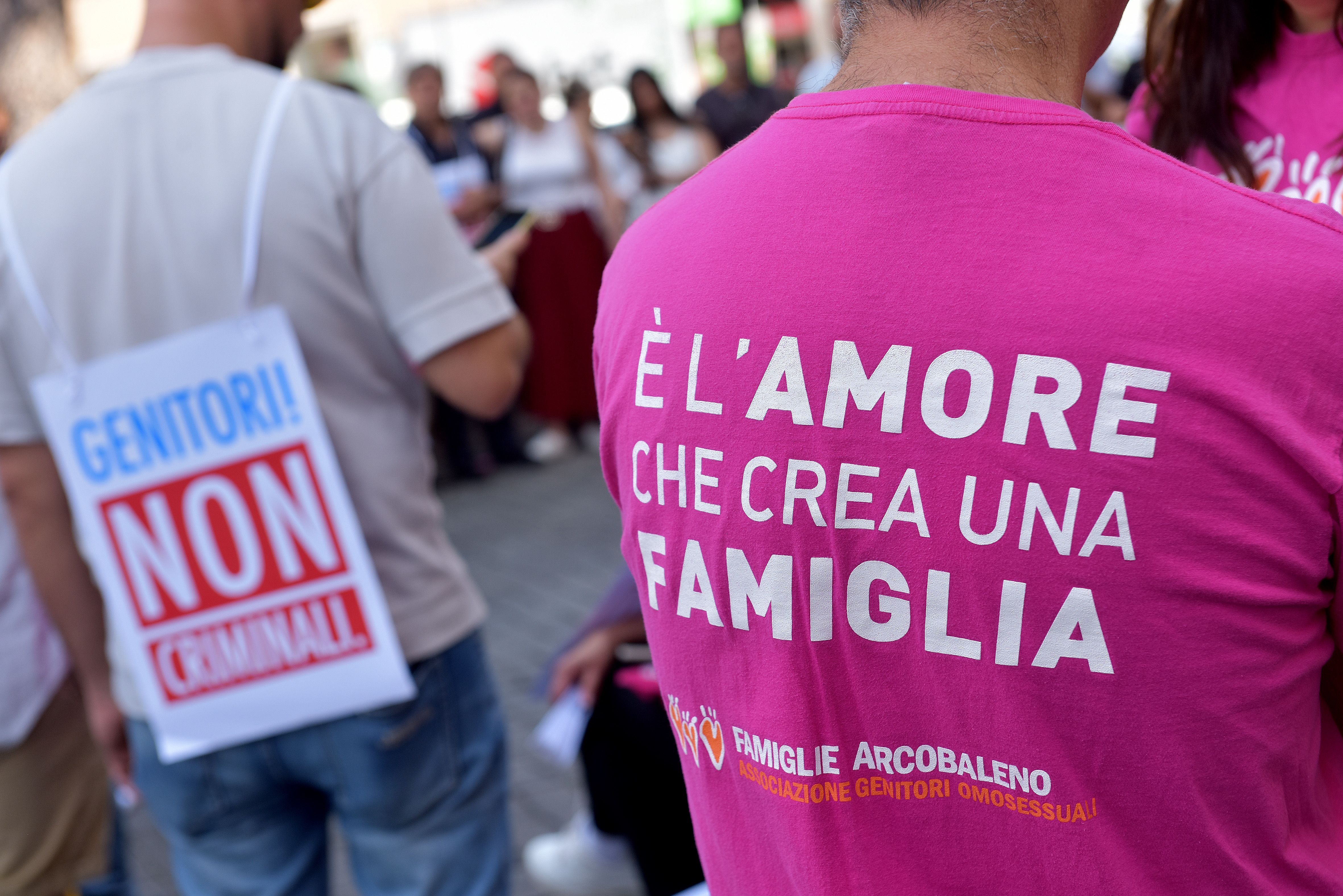 Apoiadores da organização LGBT italiana Rainbow Families Association protestando em Roma em março