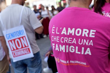 Apoiadores da organização LGBT italiana Rainbow Families Association protestando em Roma em março