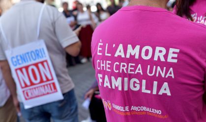 Itália começa a remover nomes de mães lésbicas de certidões de nascimento