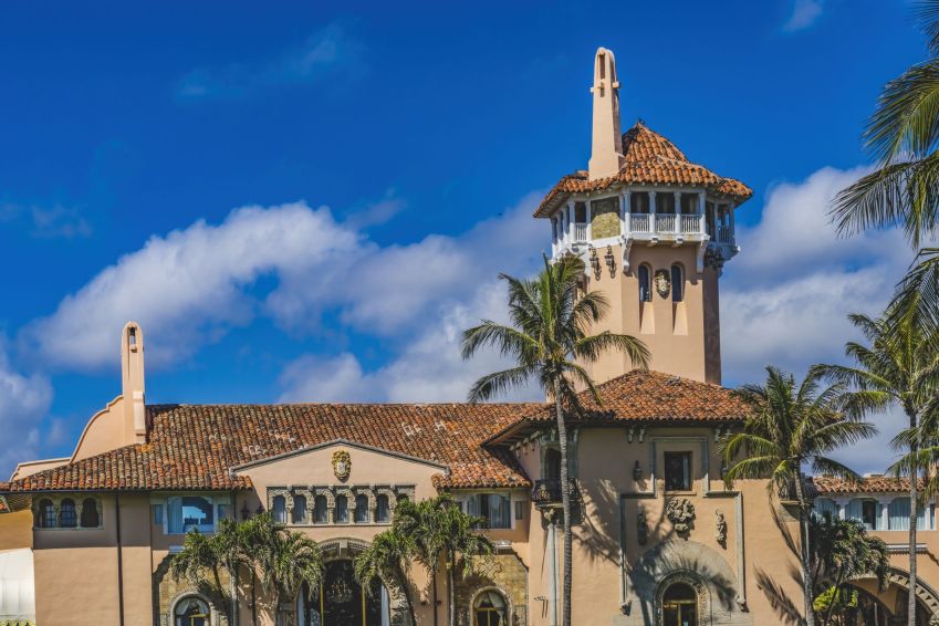 Mar-a-Lago, resort de luxo em Palm Beach, na Flórida, de Donald Trump onde foram encontrados documentos confidenciais / Getty Images