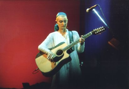A cantora e compositora Sinead O&#039;Oconnor se apresenta no Riverfest em St. Paul, Minnesota, em 1º de agosto de 1990
