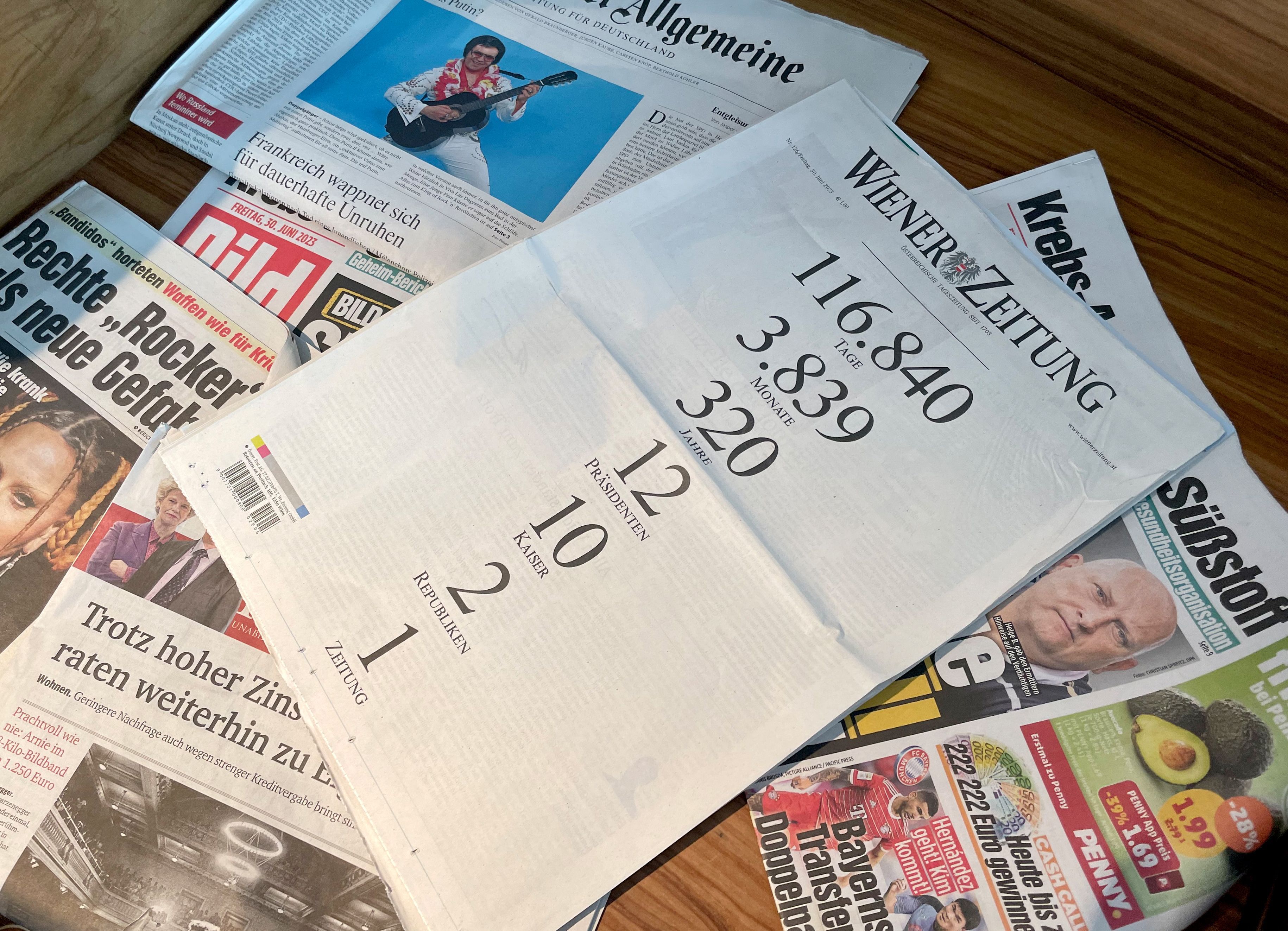 "320 anos, 12 presidentes, 10 imperadores, 2 repúblicas, 1 jornal", diz a última primeira página do "Wiener Zeitung". / Getty Images