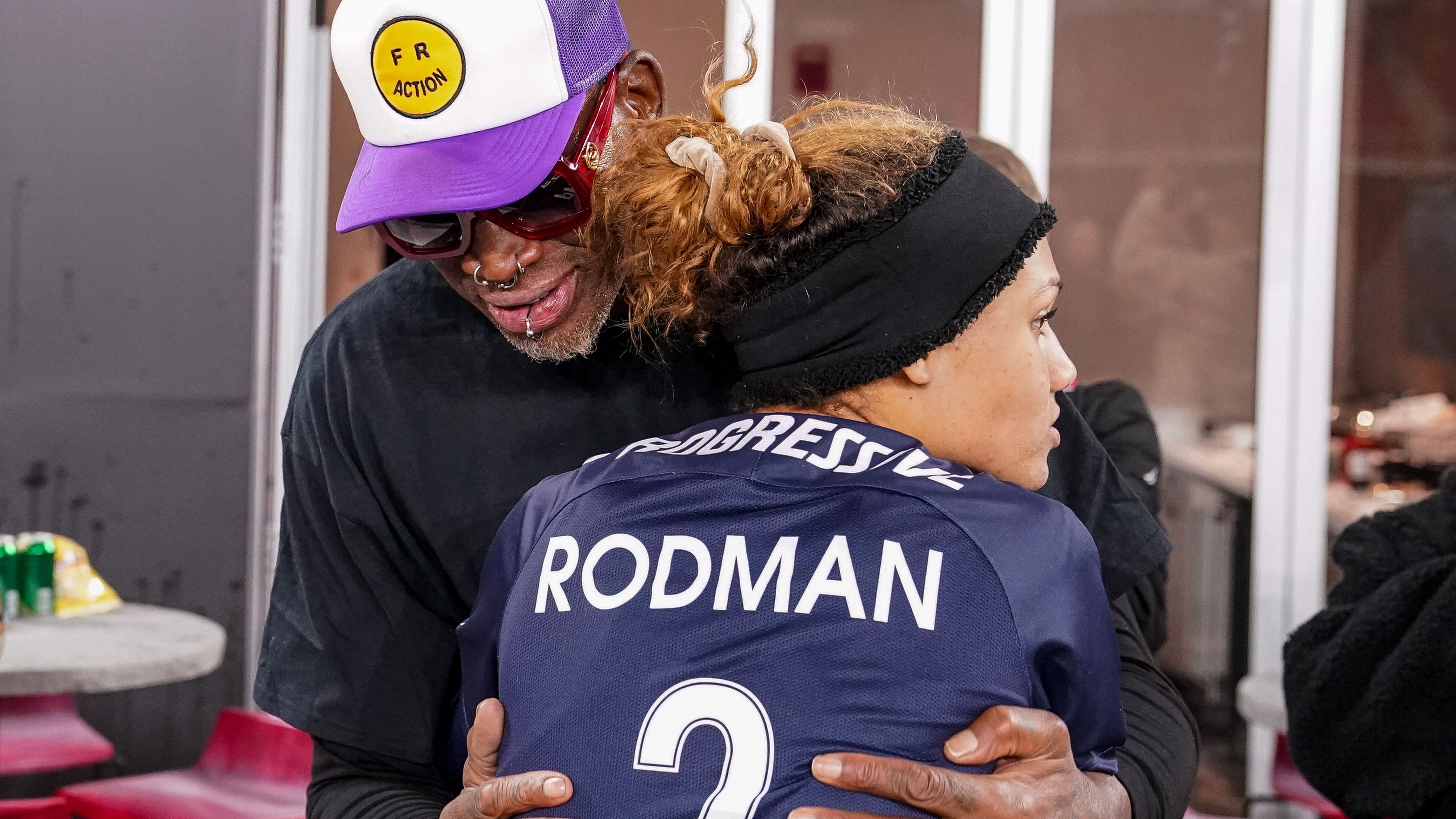 Dennis e a filha Trinity em jogo da NWSL, liga de futebol norte-americano