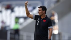 Zé Ricardo fazia boa campanha pelo Vasco na Série B de 2022 quando aceitou proposta de time japonês