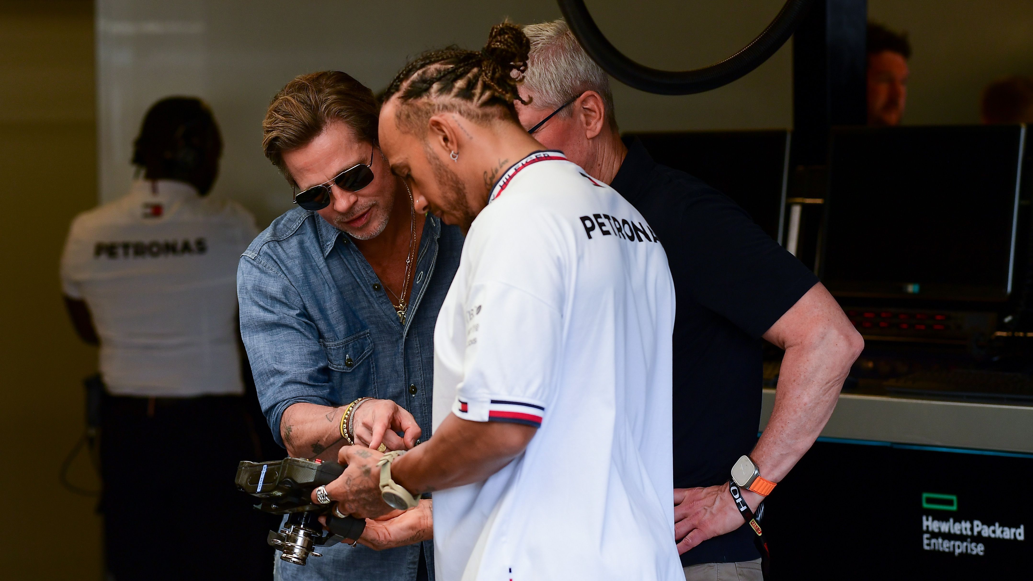 Brad Pitt, Lewis Hamilton e Tim Cook, presidente da Apple