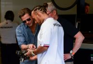 Hamilton elogia pilotagem de Brad Pitt em carro da Fórmula 1: “Tem visão aguçada”