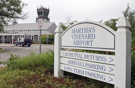 Após piloto passar mal, passageiro assume controle e faz pouso de emergência no Aeroporto Martha's Vineyard