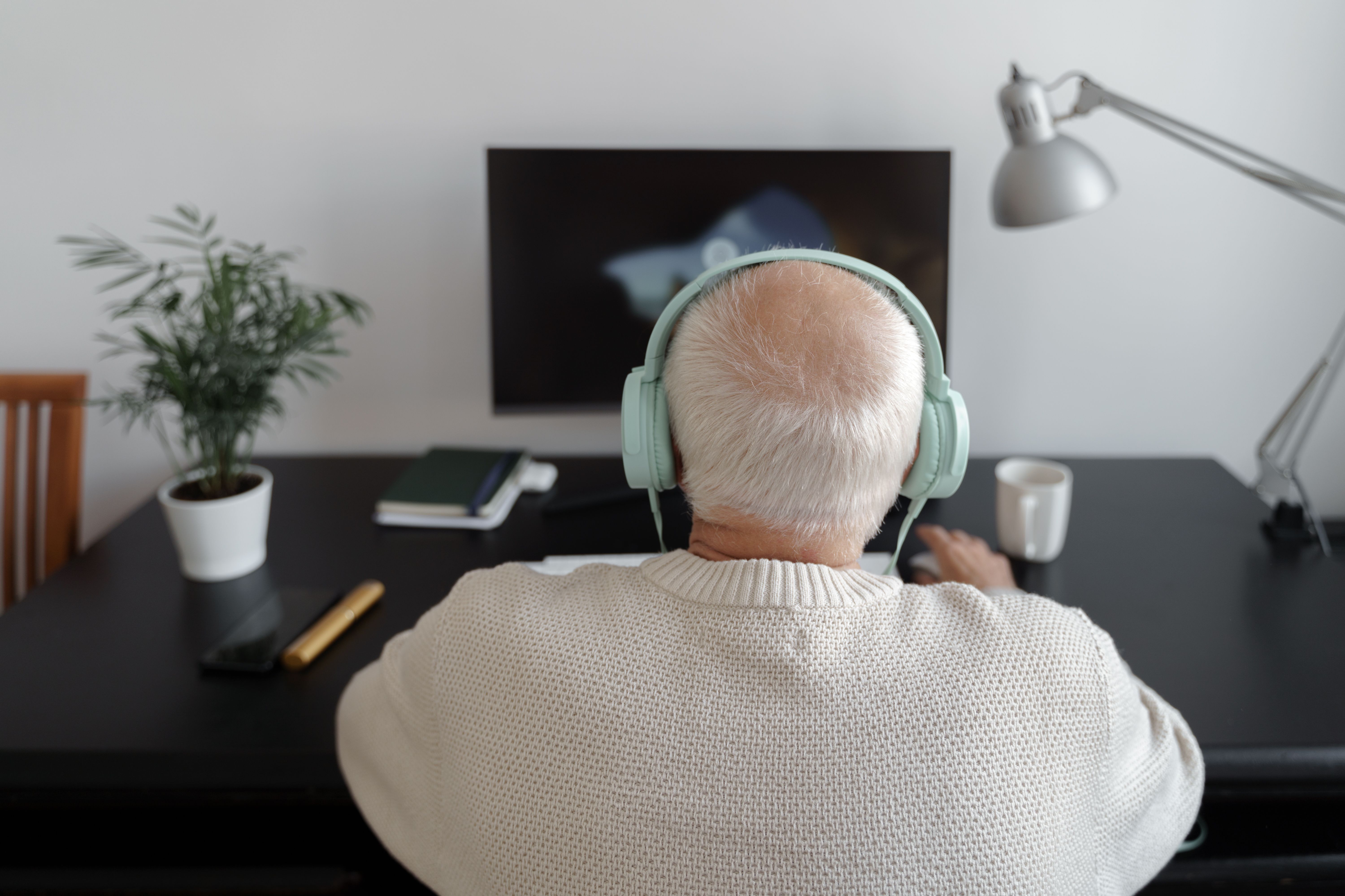 idoso terceira iidade computador fone demência velhice bem estar