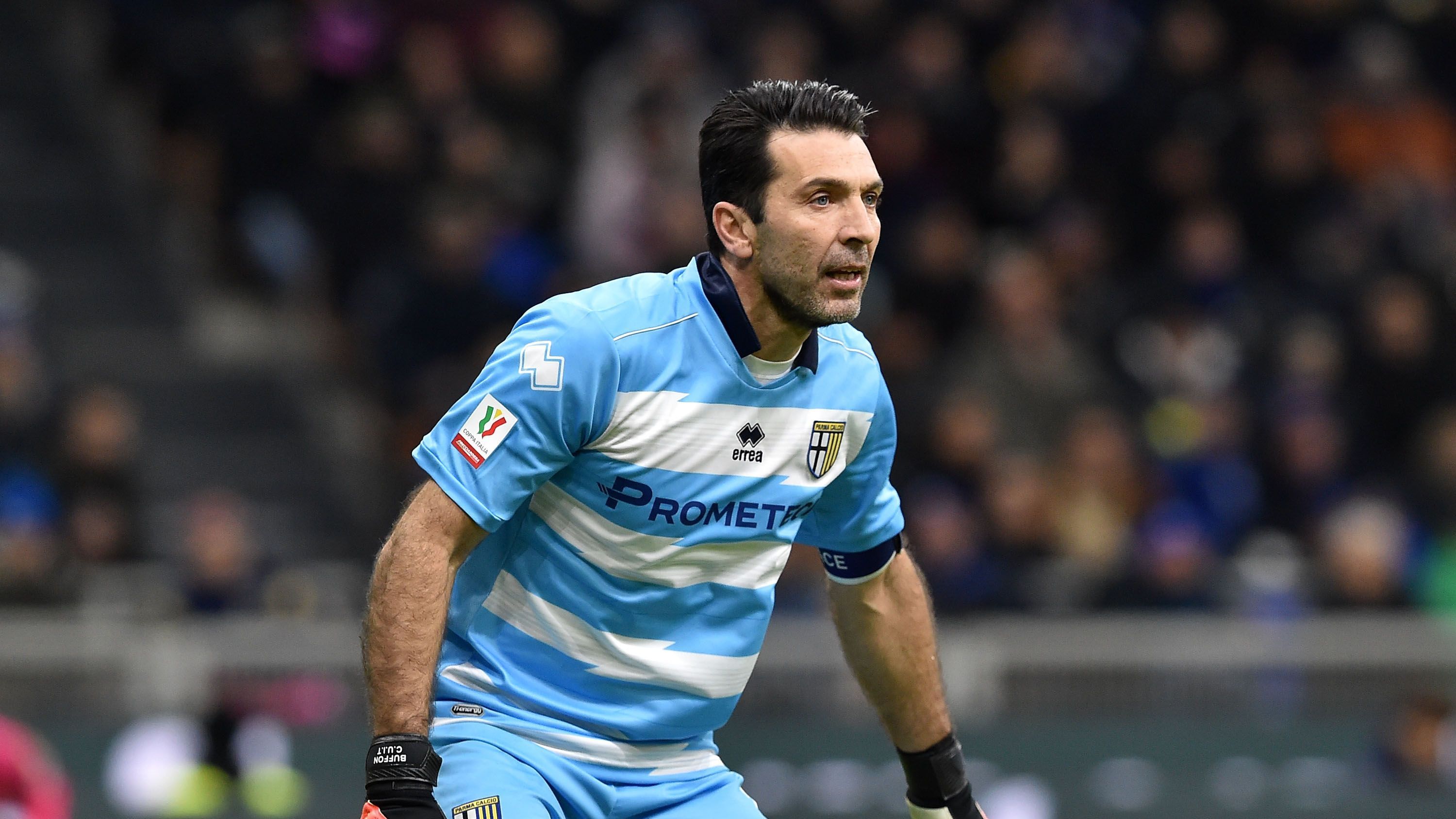Buffon em ação pelo Parma contra a Inter de Milão