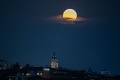 Imagem da Superlua em Istambul, na Turquia