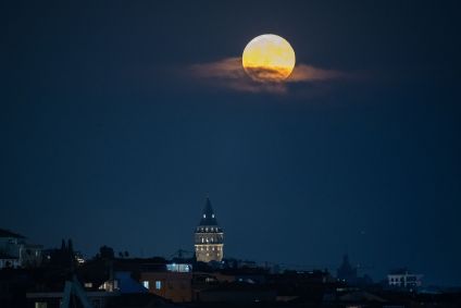 Imagem da Superlua em Istambul, na Turquia
