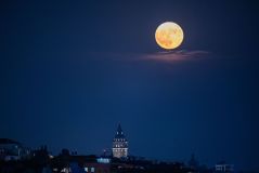 Imagem da Superlua em Istambul, na Turquia