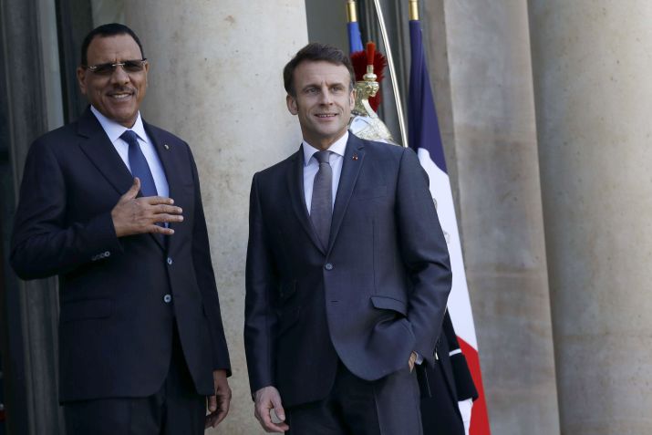 Presidente francês Emmanuel Macron e o então presidente do Niger, Mohamed Bazoum, em Paris, França, em 16 de fevereiro de 2023. / Antoine Gyori/Corbis via Getty Images