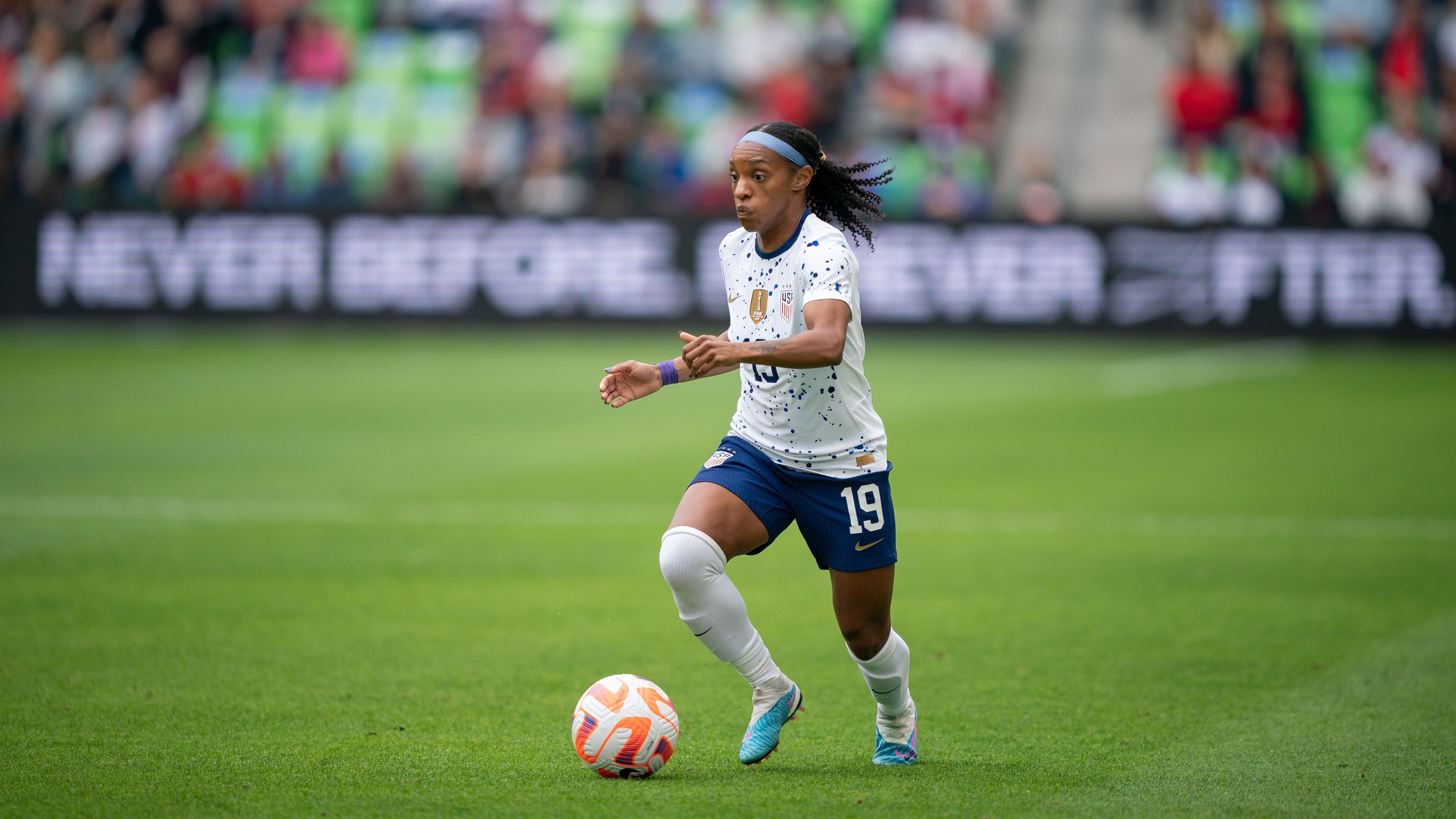 A experiente defensora Crystal Dunn, em ação pela seleção dos Estados Unidos