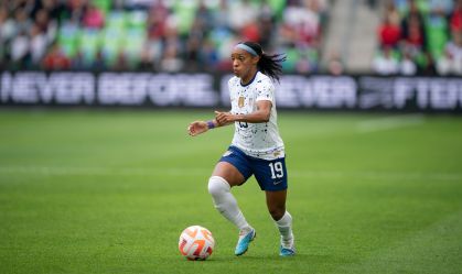 A experiente defensora Crystal Dunn, em ação pela seleção dos Estados Unidos