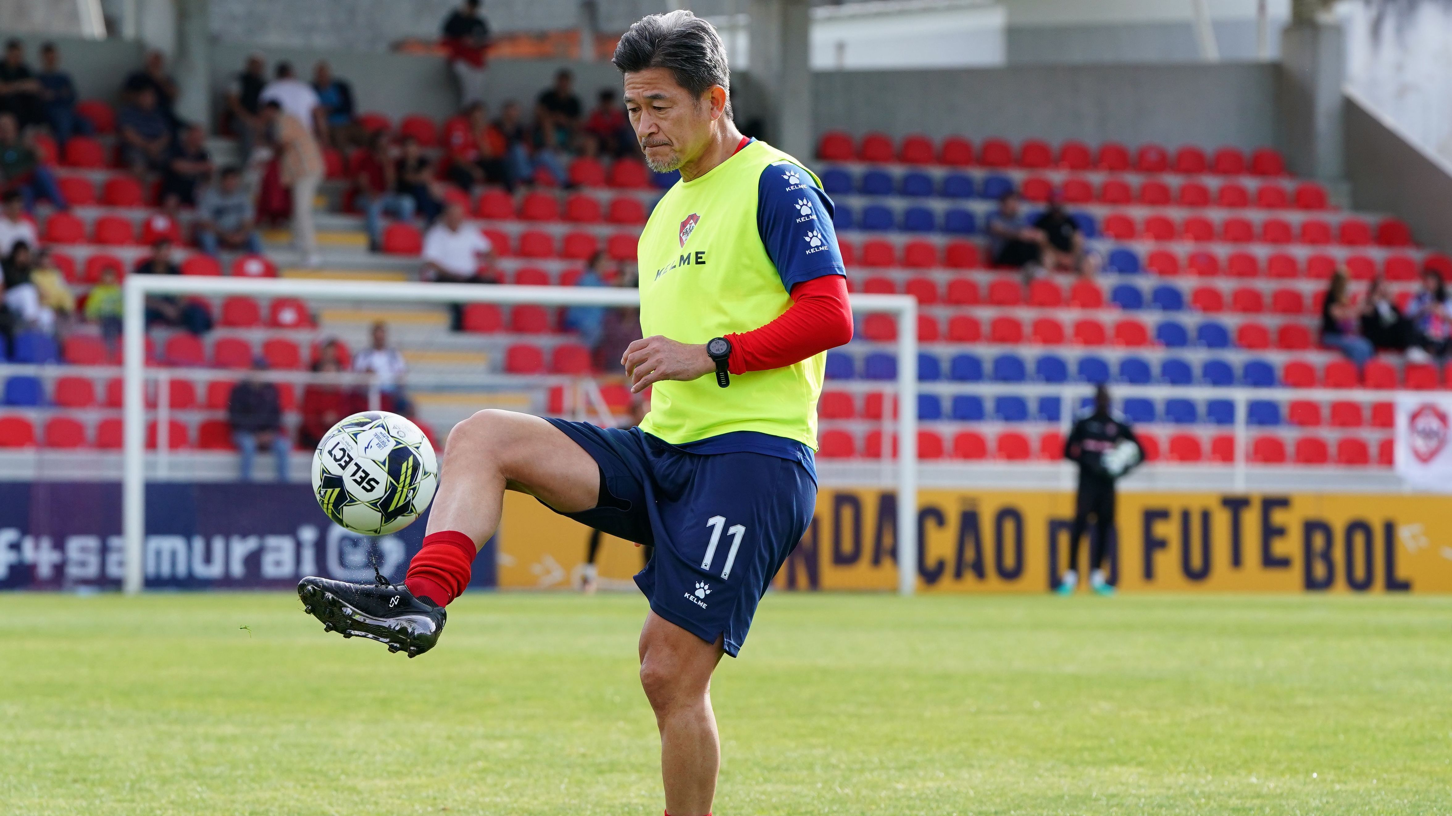 Kazu Miura durante aquecimento do Oliveirense, da segunda divisão portuguesa
