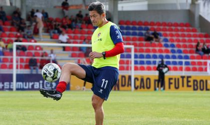 Kazu Miura durante aquecimento do Oliveirense, da segunda divisão portuguesa