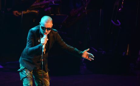 cantora Sinead O&#039;Connor se apresenta no show &quot;Here But I&#039;m Gone: A 70th Birthday Tribute to Curtis Mayfield&quot; no Avery Fisher Hall, em 2012