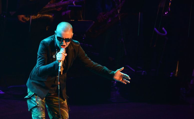 Cantora Sinead O'Connor se apresenta no show "Here But I'm Gone: A 70th Birthday Tribute to Curtis Mayfield" no Avery Fisher Hall, em 2012 / Photo by Mike Coppola/Getty Images